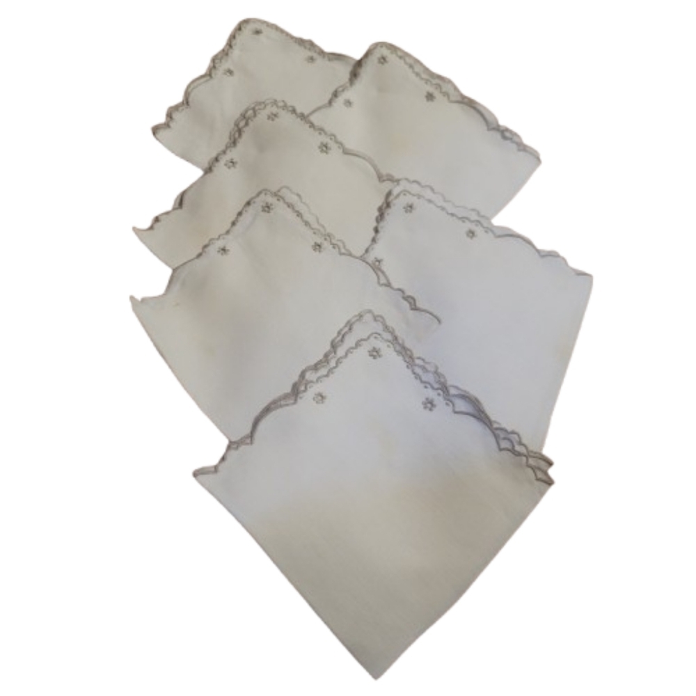 Vintage Cream Napkins with Scalloped Edges Grey